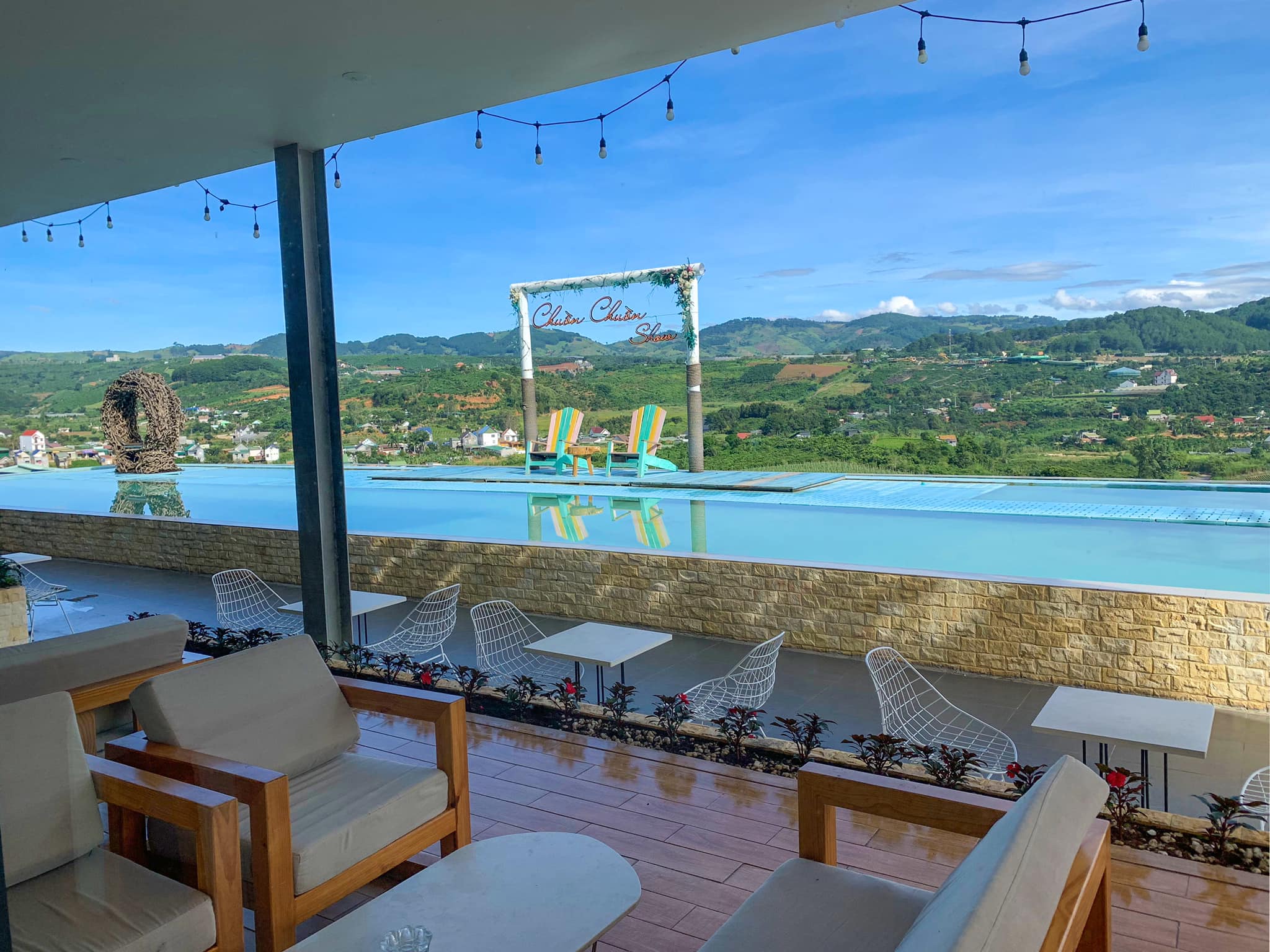 Không gian cafe bên ngoài tầm view cực đẹp