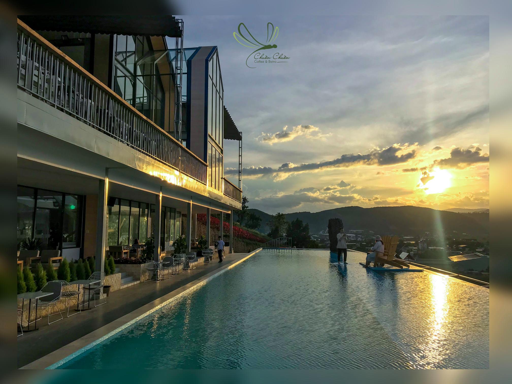 Cận cảnh góc hồ bơi vô cực Chuồn Chuồn coffee & Bistro 