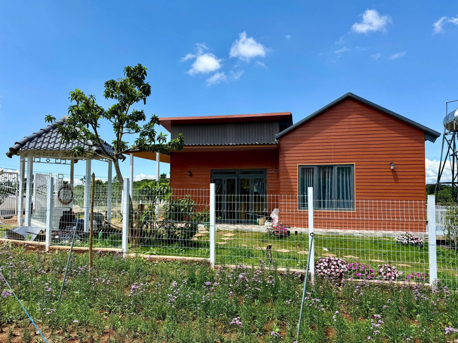 san may o dat nghi duong moi o dong thanh view tuong phat va doi thong gia chi 620 trieu ?