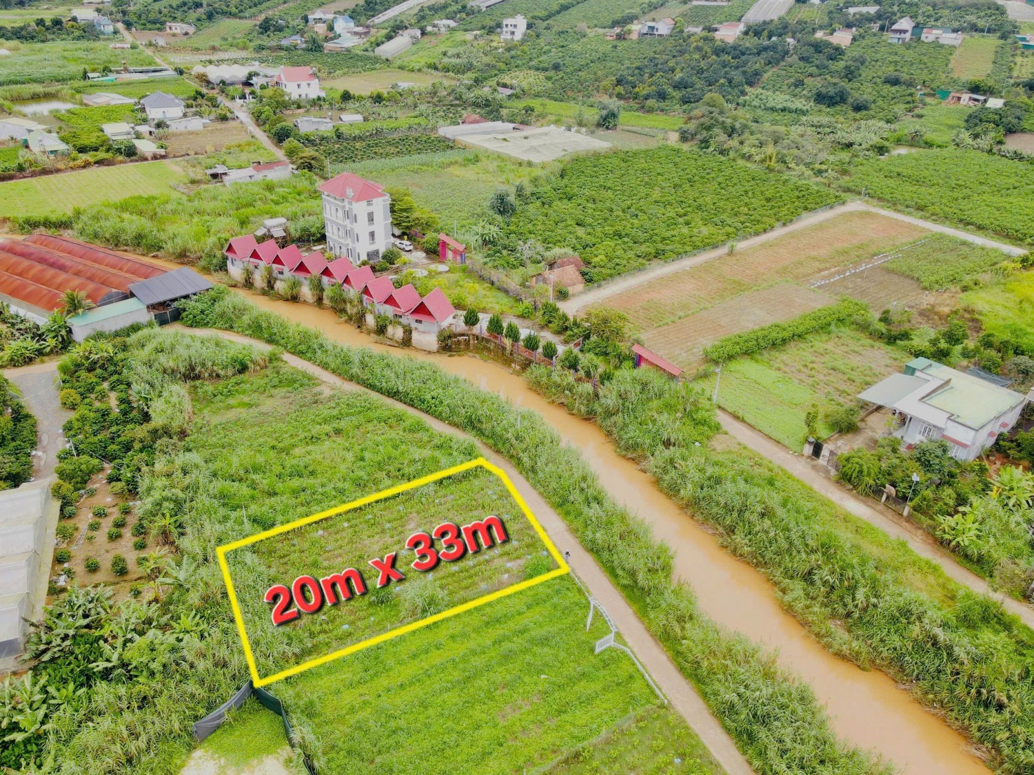 manh dat view suoi cam ly canh khu nghi duong cach cho thang long 2km ngang rong 20m