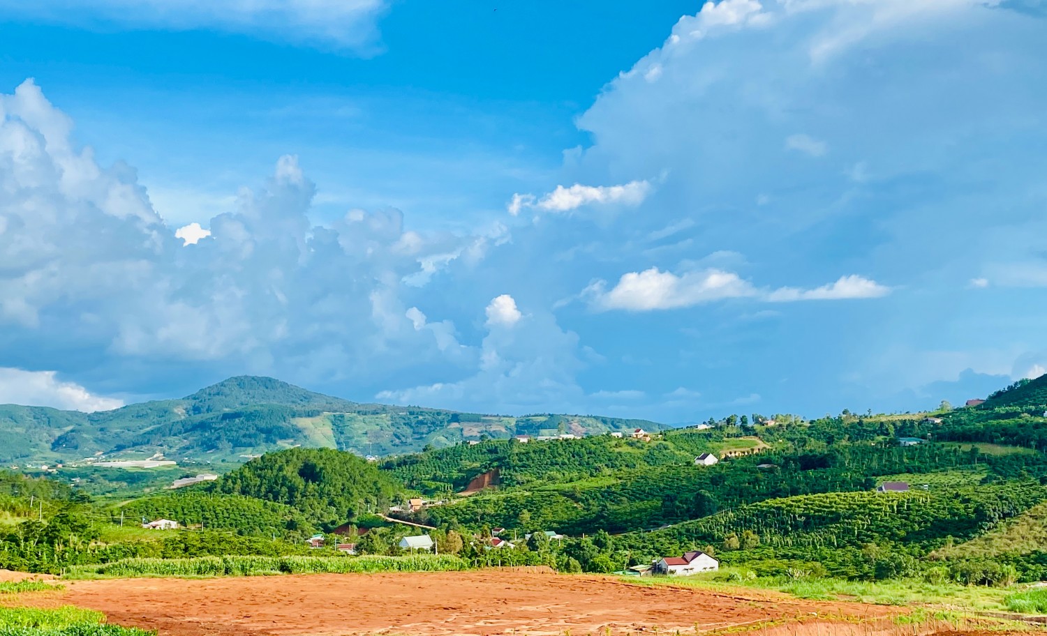 hiem co lo dat nao gia 370 trieu ven da lat view doi thong san may va gan nhua ?
