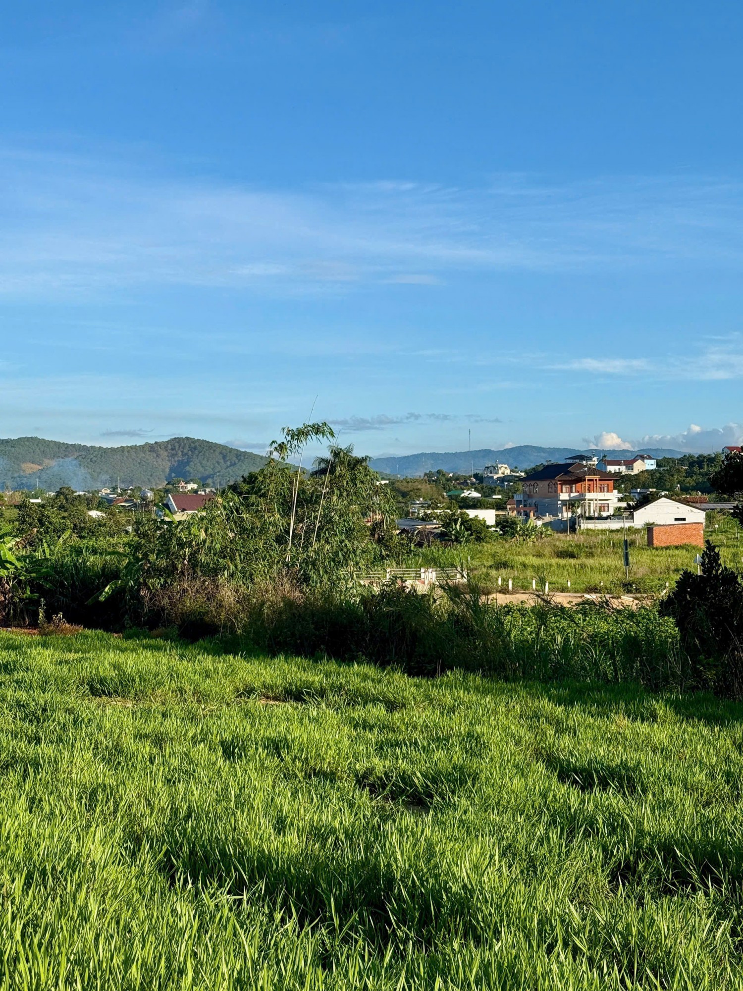 manh dat dong thanh gia re cach nhua 1km  dat thoang dep bang phang view doi thong gan khu dan cu