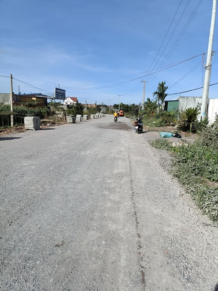 can ban gap lo dat ngay mat duong nhua dh 12   duong 413 cu   tai tu tra don duong lam dong