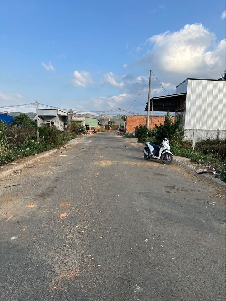 chi 1 ty 50 trieu cho lo dat duong nhua rong 8m tai xa quang lap don duong cach cho chi hon 300m