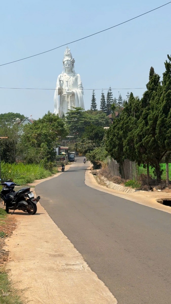 nhin tuong quan am mat duong nhua trung tam nam ban mieng dat ngay gan chua linh an