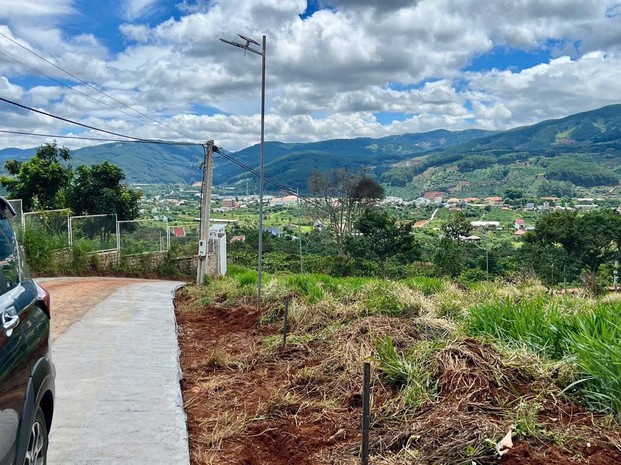 dat dep me linh cach duong nhua 900m canh kdl nacaso hill