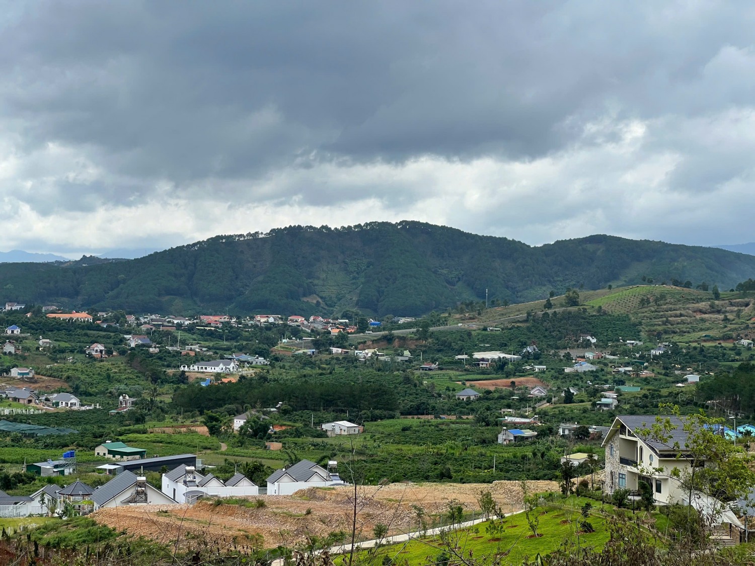 manh dat gia lam the cao dat thoang view cuc dep toan bo thi tran va khu biet thu lung giap doi thong mat tien ngang 20m