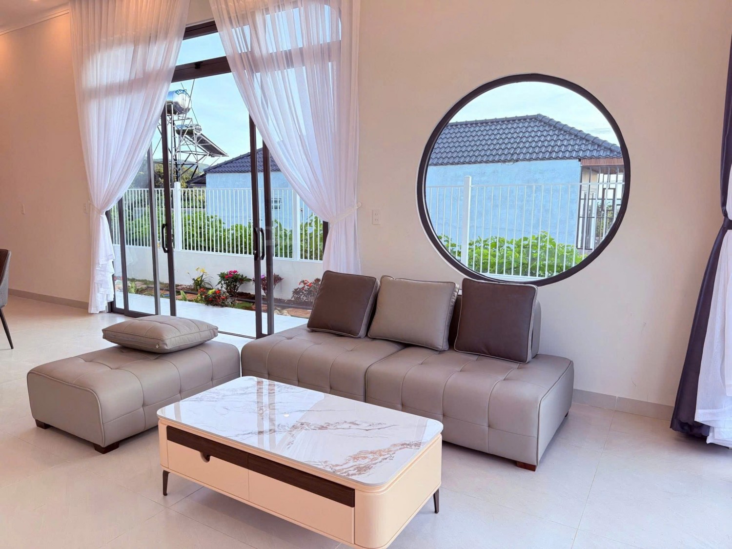 can nha nghi duong trung tam nam ban thiet ke hien dai full noi that moi xay