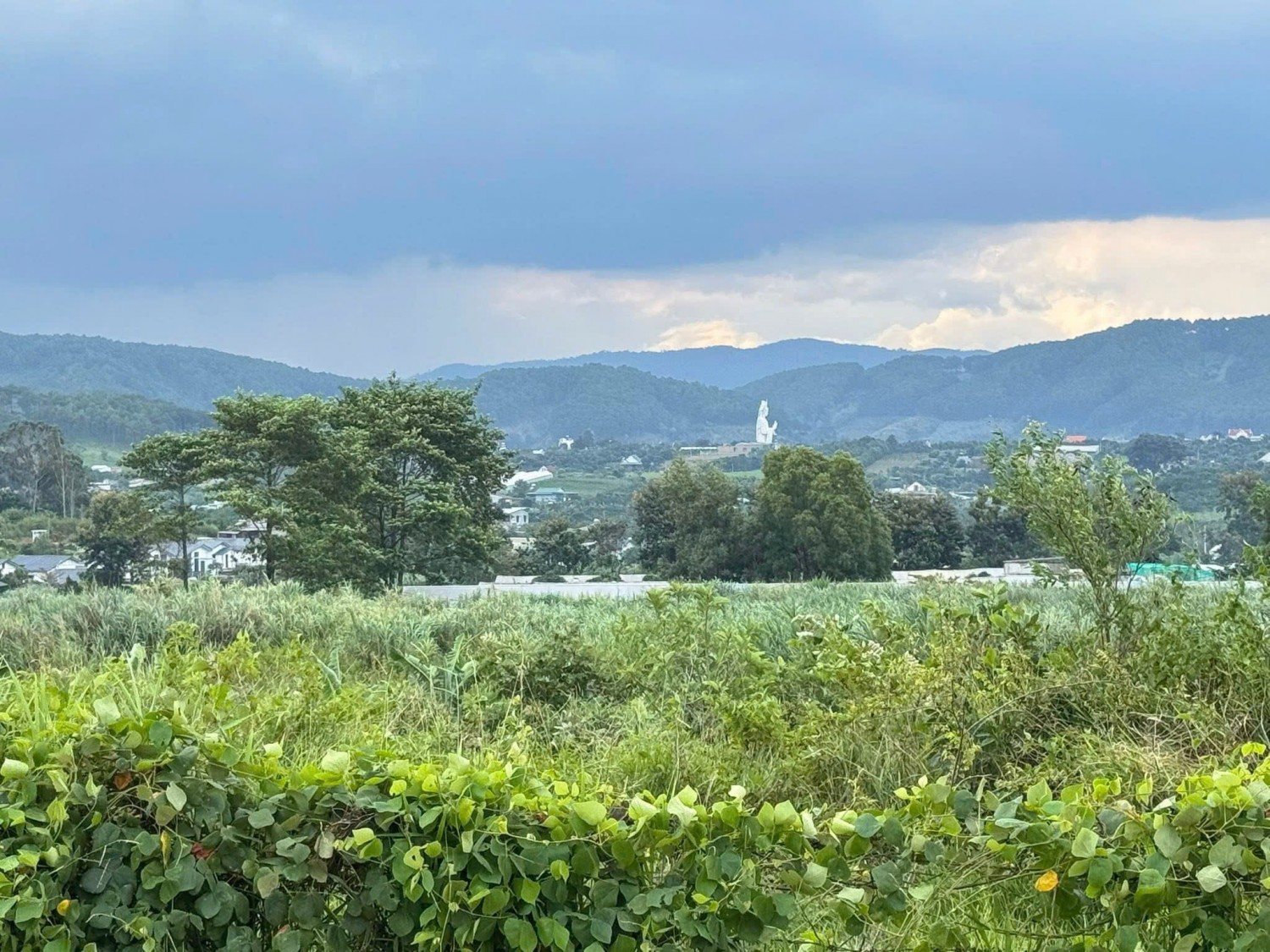 manh dat canh day biet thu nghi duong moi o gia lam view tuong phat san may dat thoang dep