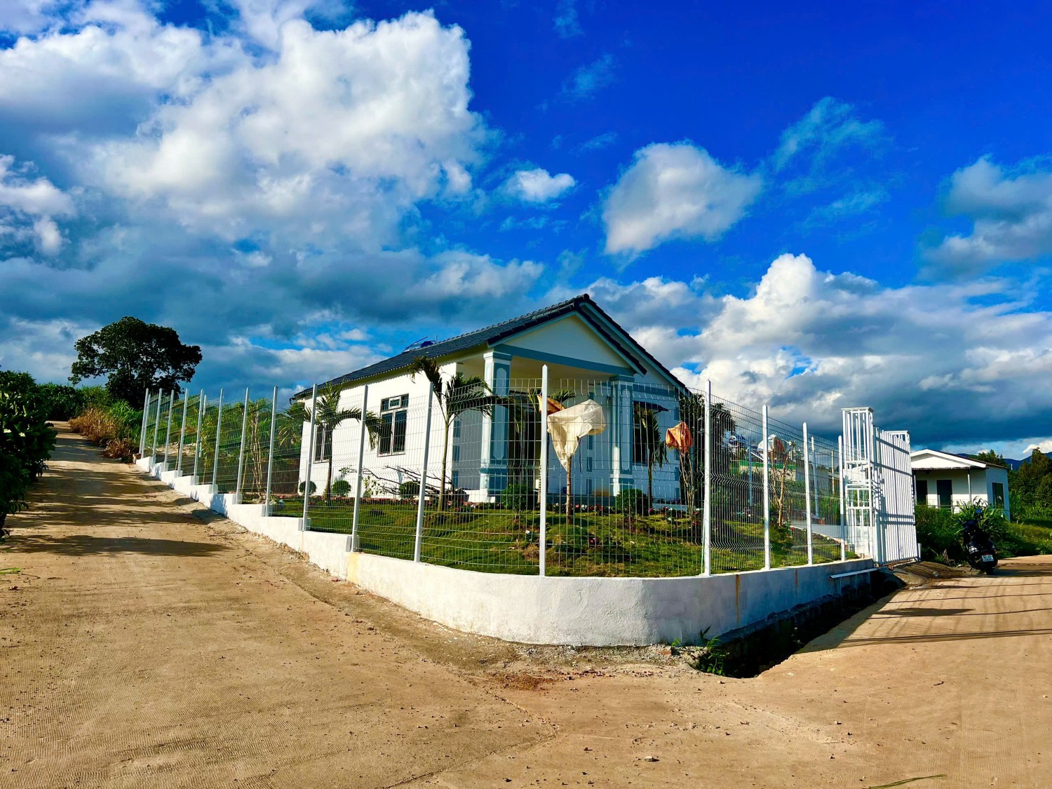 villa nghi duong nam o goc 2 mat duong view doi thong cach da lat 10km