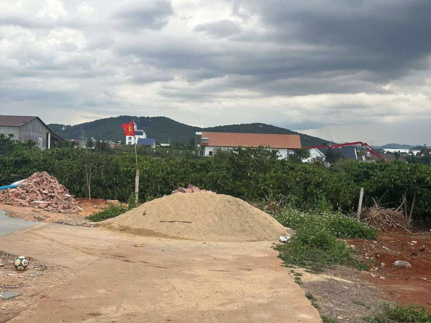 lo dat dep o gia lam cach duong nhua dt725 1km view thung lung