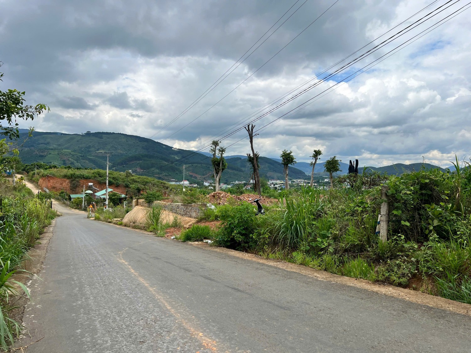 manh dat dep nam canh duong nhua chinh me linh giap tp da lat view thoang dep cuc ky