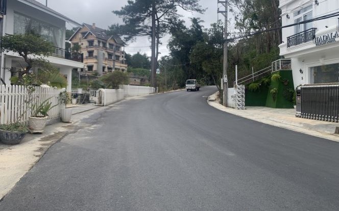 nhu tieu de lo dat xay dung lien ke tai kqh to hien thanh phuong 3 da lat  nam ngay cua ngo thanh pho da lat sat ben xe lien tinh    dien tich  64m2  ngang 45m   dai 14 5m     cau truc  gom 1 tret 2 lau 1 ap mai    huong  dong bac   duong  nhua lo gioi 16m    vi tri  nam ngay cua ngo cua thanh pho di ra quang truong lam vien hon 1km  nam ngay tam diem xung quanh la cac quan cf noi tieng cua thanh pho tien duong di xuong cac kdl thac datanla ho tuyen lam ham dat set    phu hop xay khach san kinh doanh buon ban hoac nghi duong dinh cu lau dai   gia ban  5 3 ty  cam ket gia tot nhat khu vuc
