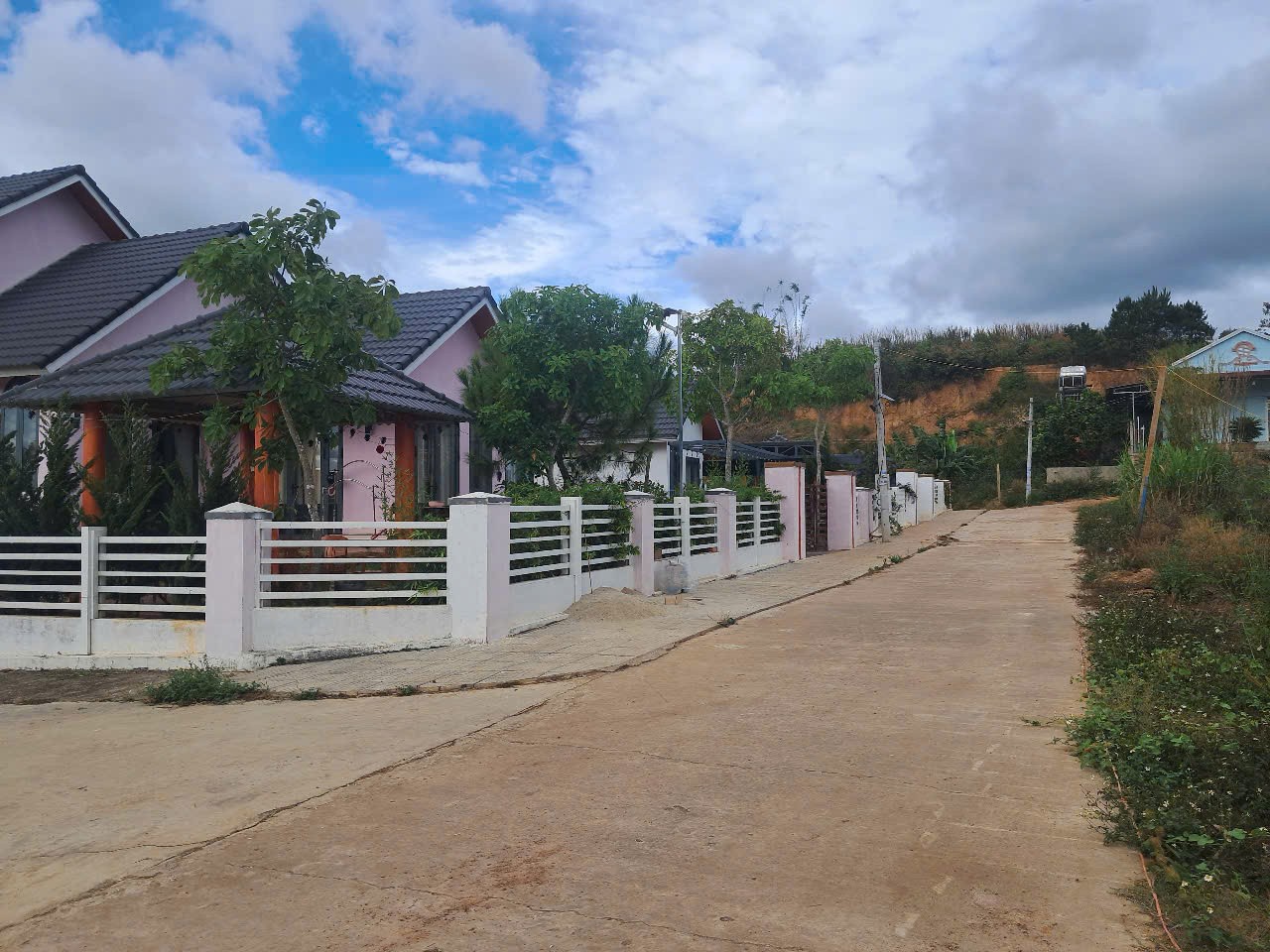dat dep ke ben khu biet thu cach nhua dt725 1km