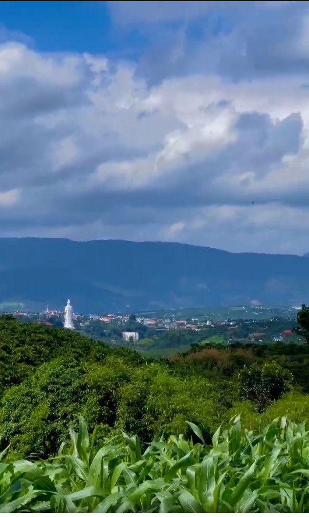 dat gia lam gia re gan duong nhua view tuong quan am va thac voi  thoang dep dat bang phang