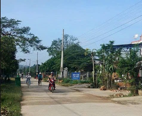chinh chu muon ban dat tai xa duc pho huyen da huoai dang lam duong nhua